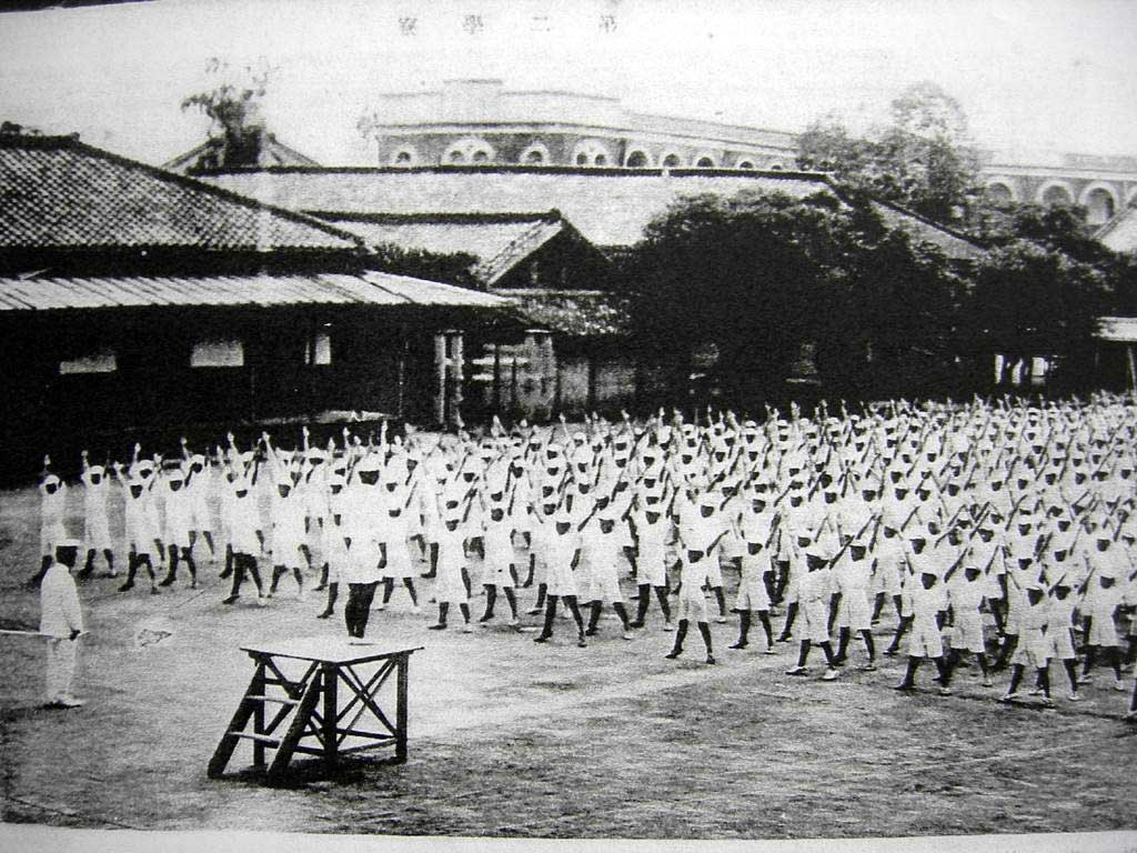 日殖時代的「收音機體操」節目，呼喚「全島的各位」同步舉手、彎腰、抬腿，藉著聲音機器改造了台灣人的時間觀與身體觀。（圖片來源：維基百科）
