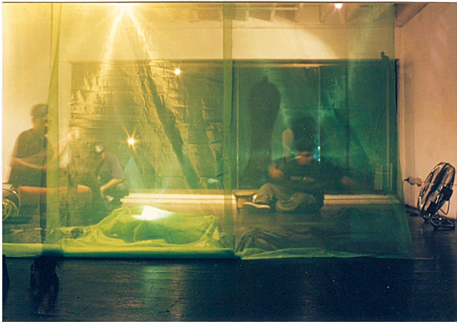 聲響實驗室的「作愛聲響實驗室」（ Make Love Sound Lab）演出，於巨天識，2000（圖片來源： Ringo Bunoan）