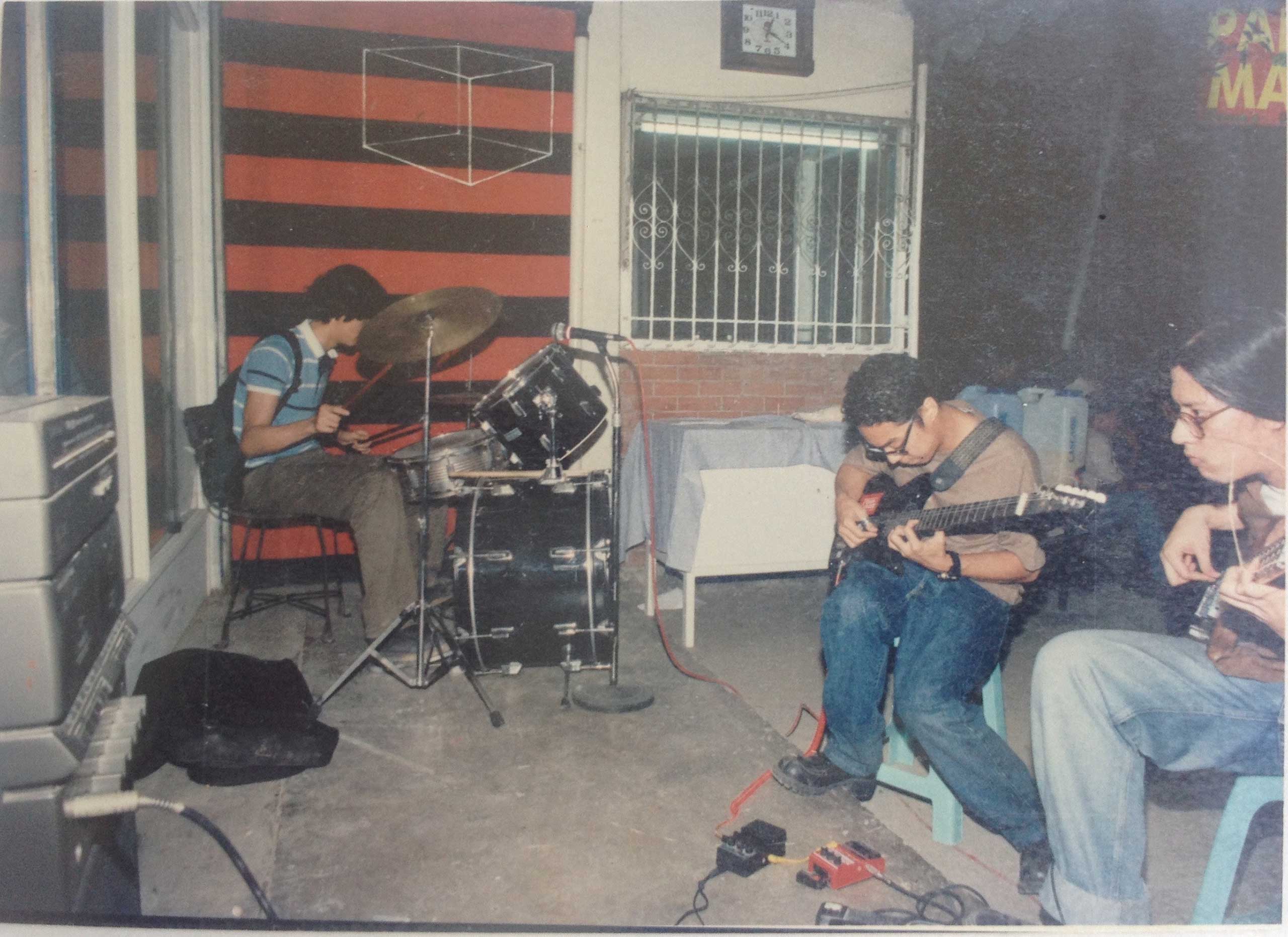 Ronald Anading又名Poklong、Ernest Concepcion 和Chico Beltran，於水環繞（資料來源：Wire Tuazon）