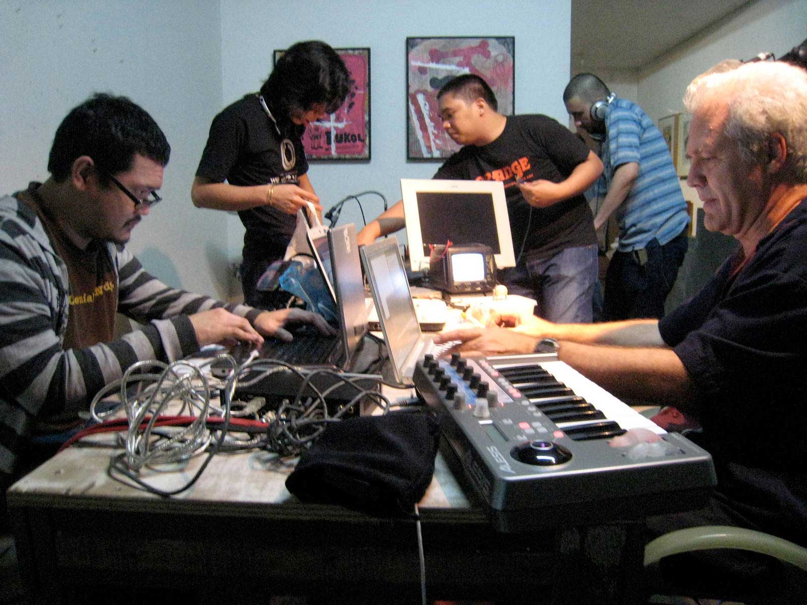Transmission Gangan裡的藝術家,於瓦薩克,2009(資料來源:瓦薩克/傻煲媒體藝術廚房)