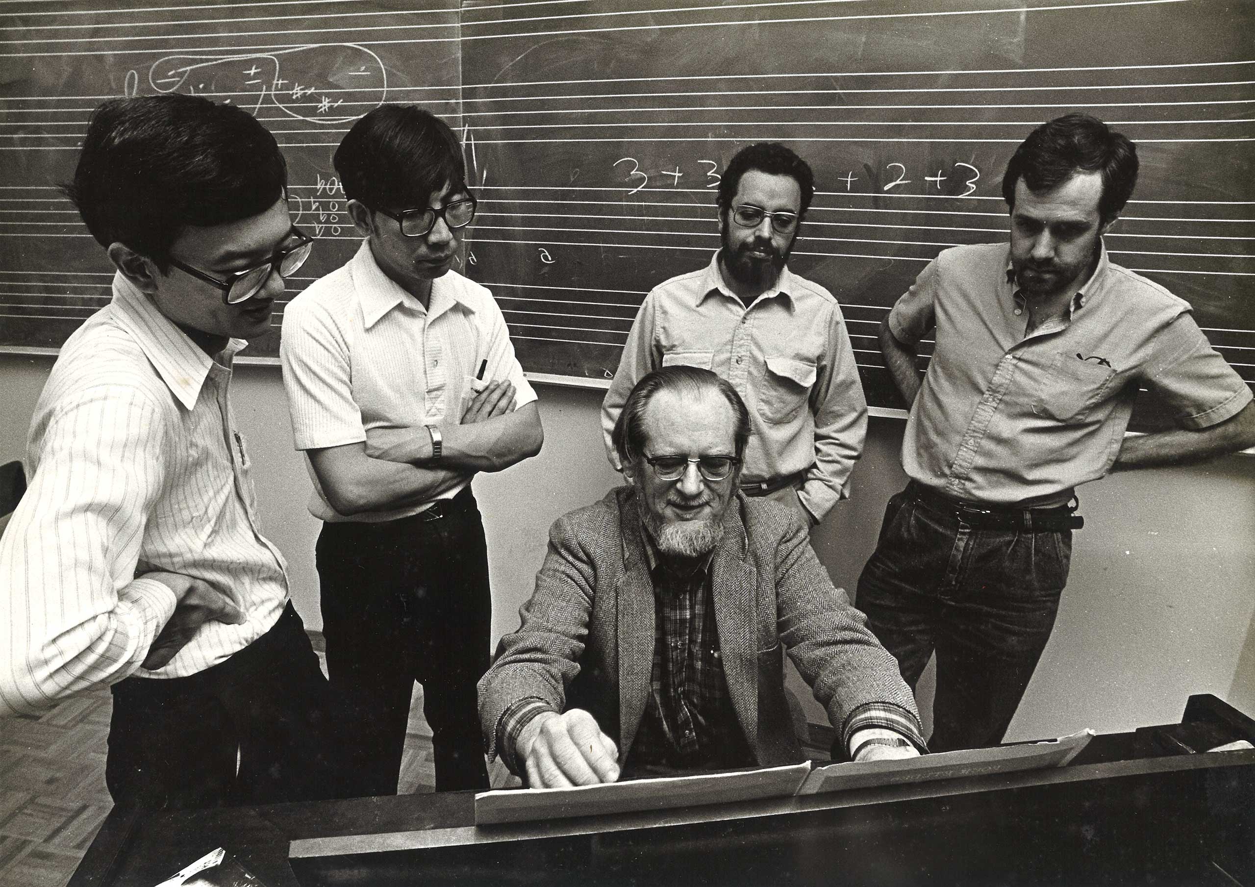 史丹佛大學的利蘭・史密斯教授與他音樂創作的學生，1985年4月，曹節站在最左邊。陳偉文收藏