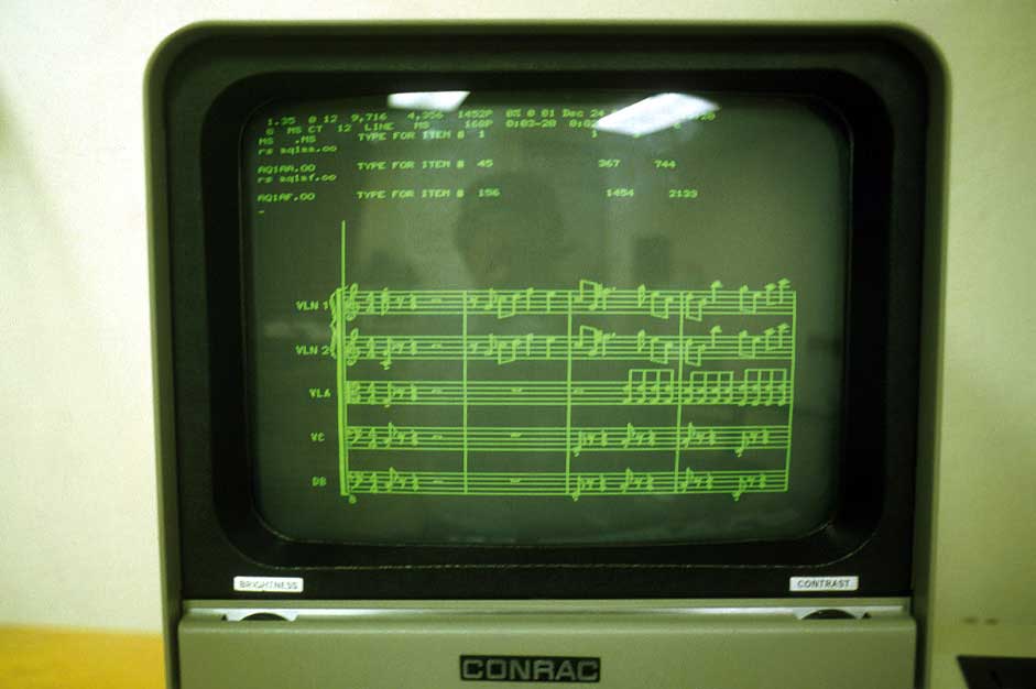 CCRMA的一個電腦終端機正在執行利蘭．史密斯教授的MS音樂繪譜軟體，1985年左右。螢幕上是攝影師曹節本人的倒影。陳偉文收藏