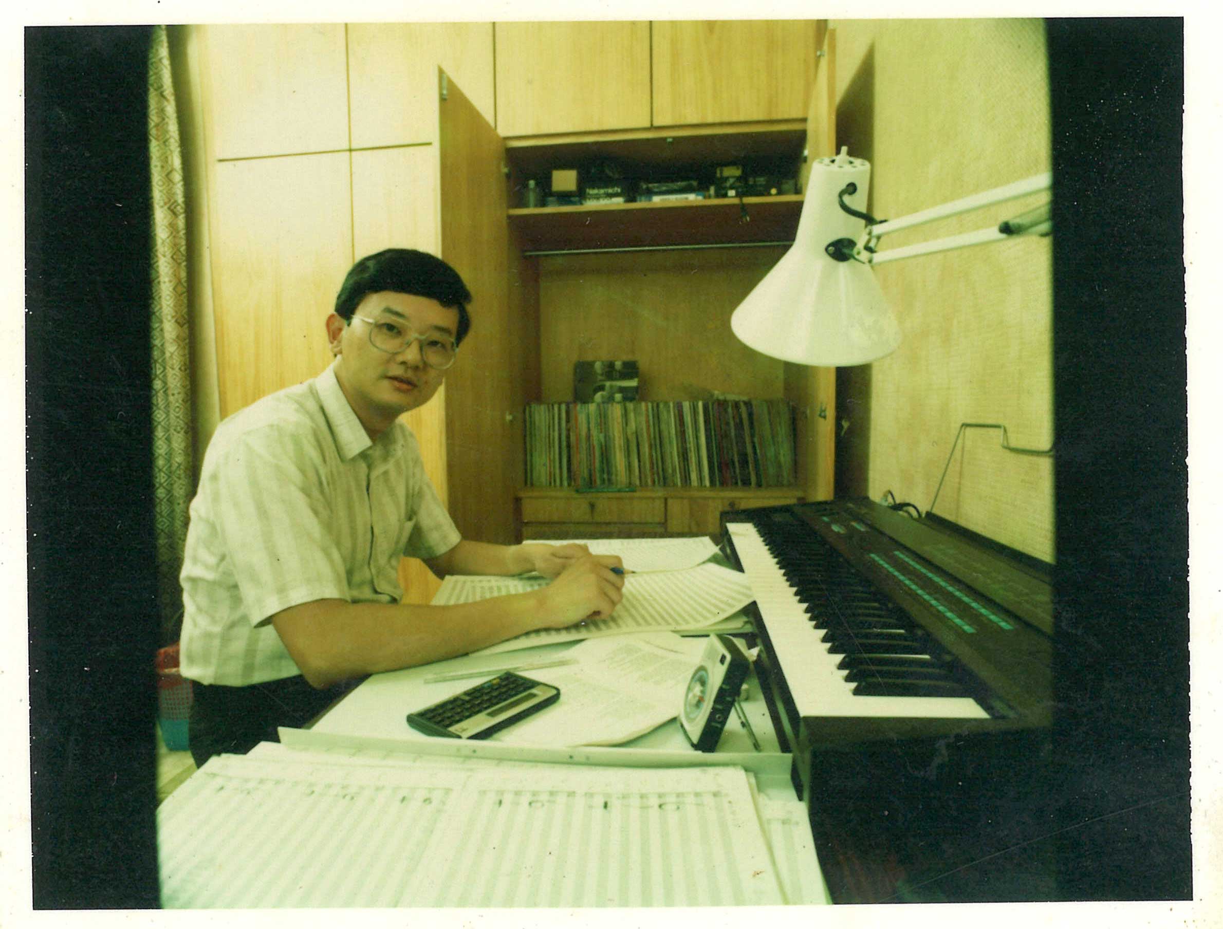 曹節於自家工作室，面對一台Yamaha DX-7合成器。陳偉文收藏